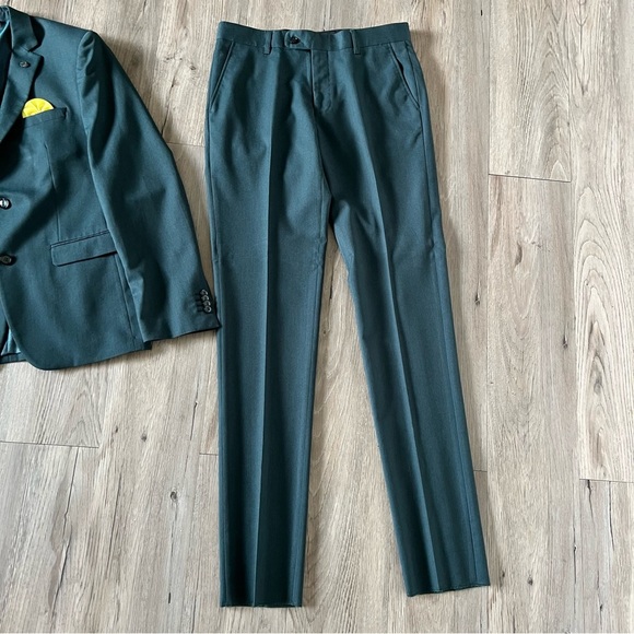 Elegant Green Two-Piece Suit with Notch Lapel - Picture 3 of 12